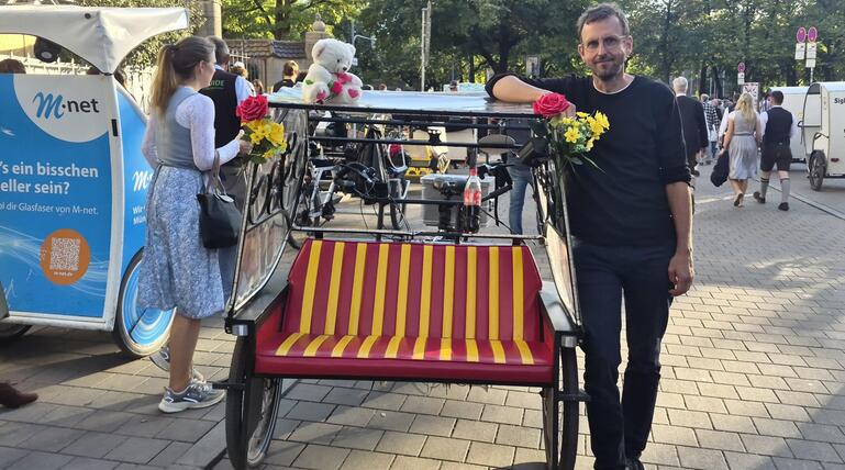 Daniel Hehnen neben seiner Rikscha