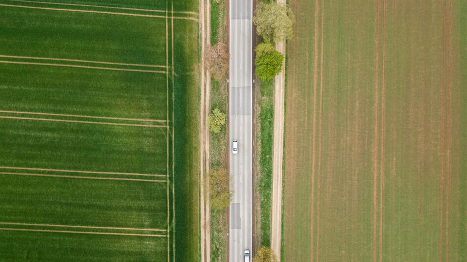 Autos fahren auf einer Landstrasse