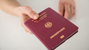 Ein junger Mann hält seinen Reisepass in der Hand