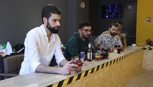 Baggern, was das Zeug hält: Baustellen-Spass im Café für Erwachsene