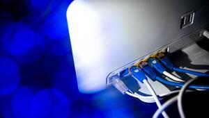 Ein Router mit zahlreichen Netzwerkkabeln