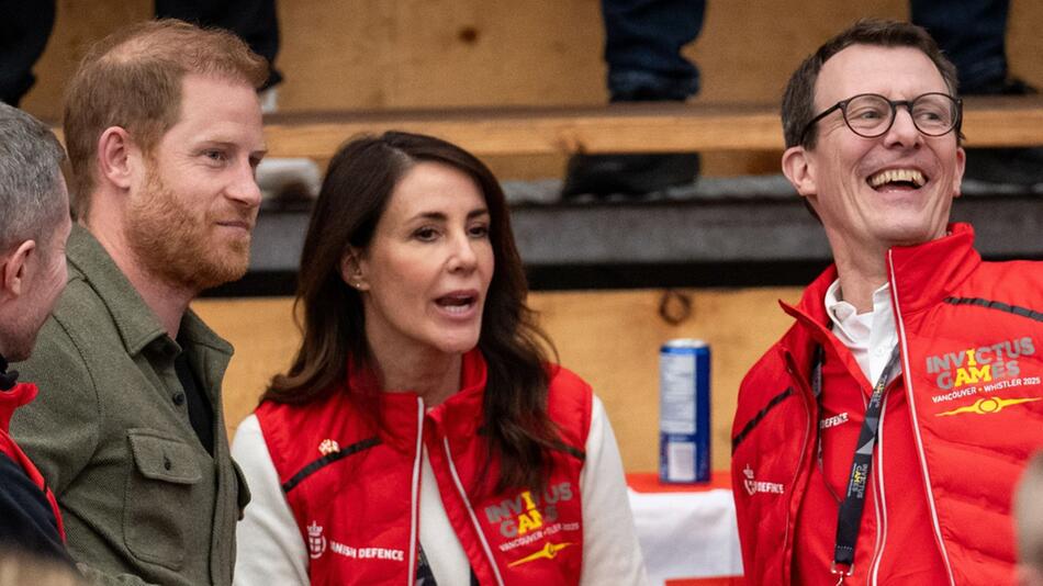 Royaler Support: Prinz Harry (l.) mit Marie und Joachim von Dänemark beim Sitzvolleyball im ...