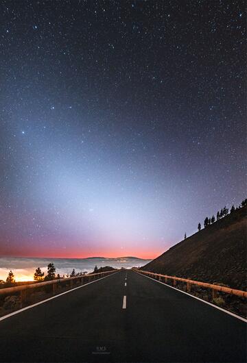 Zodiakallicht am Ende einer Strasse, die zum Teide-Nationalpark führt