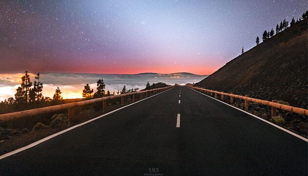 Zodiakallicht am Ende einer Strasse, die zum Teide-Nationalpark führt