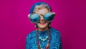Eine glückliche Seniorin mit übergrosser Sonnenbrille