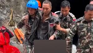Zehn Tage nach der Flut: Retter befreien Chinesen aus verschüttetem Tunnel in Nepal