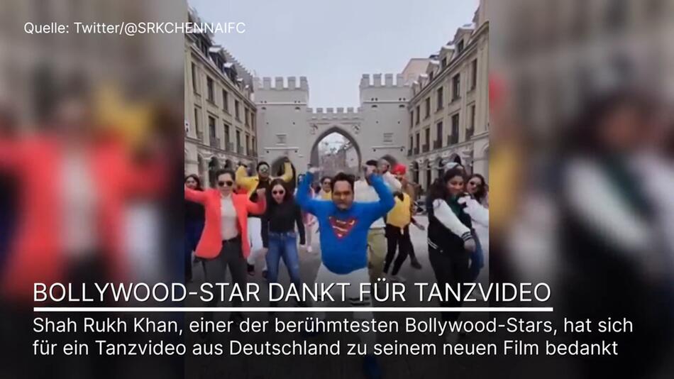 Vor dem Karlstor in München tanzt eine Gruppe von Bollywood-Fans zur Musik aus dem Film "Pathaan"