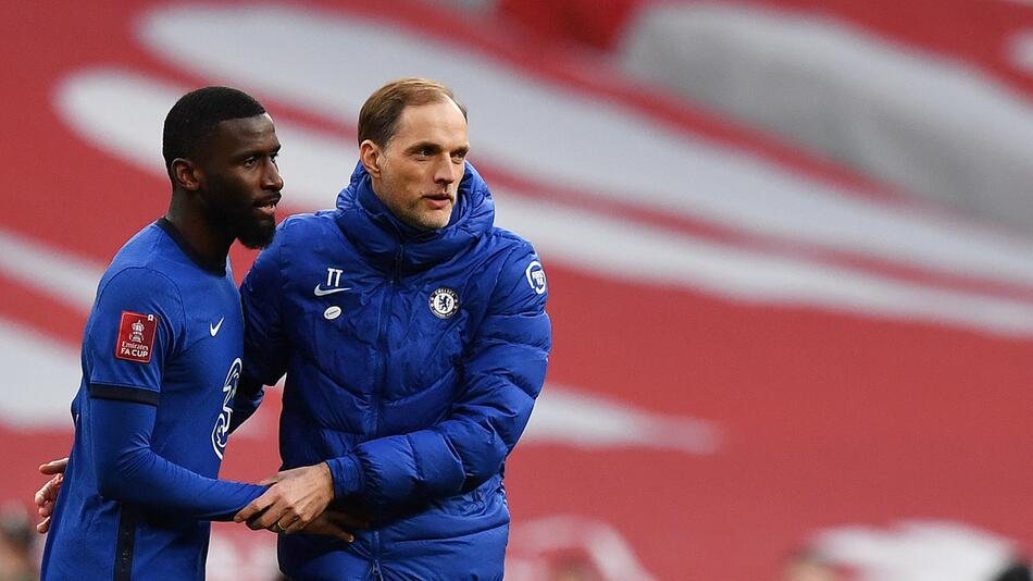 Antonio Rüdiger und Thomas Tuchel feiern den Einzug ins englische FA-Cup-Finale