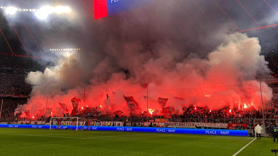 Bayern-Fans zünden Pyrotechnik.