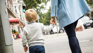 Eine Mutter mit Kind im Strassenverkehr