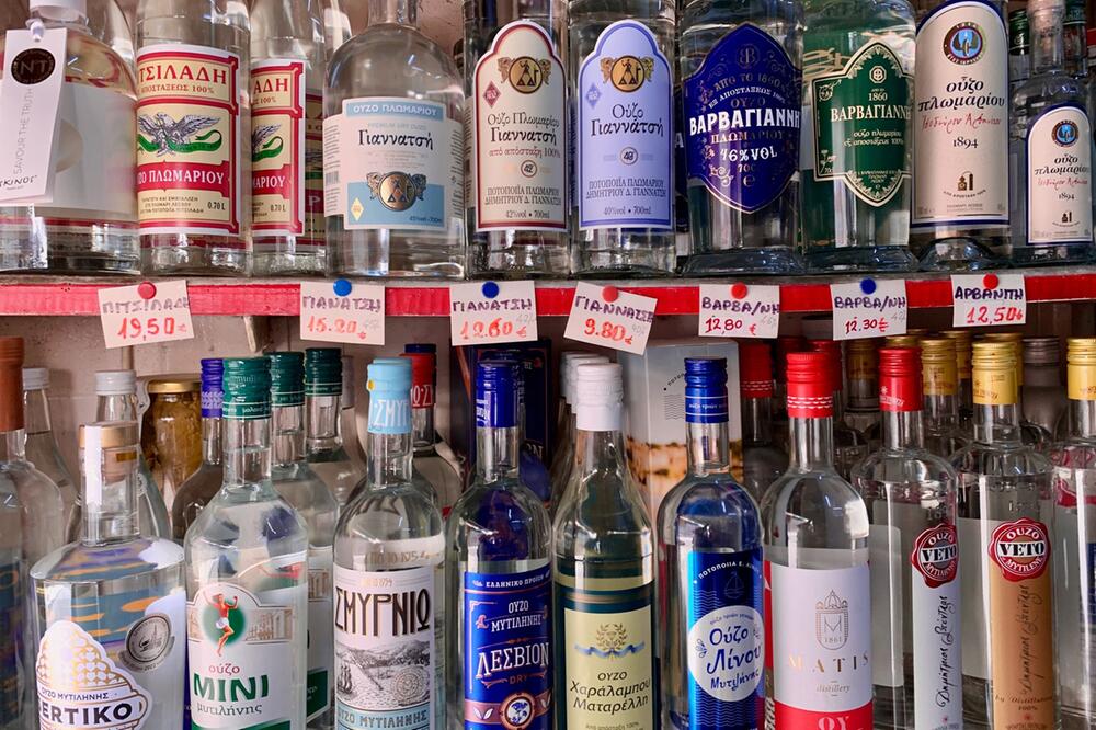 Ouzo-Auswahl in einem kleinen Laden in Mytilini