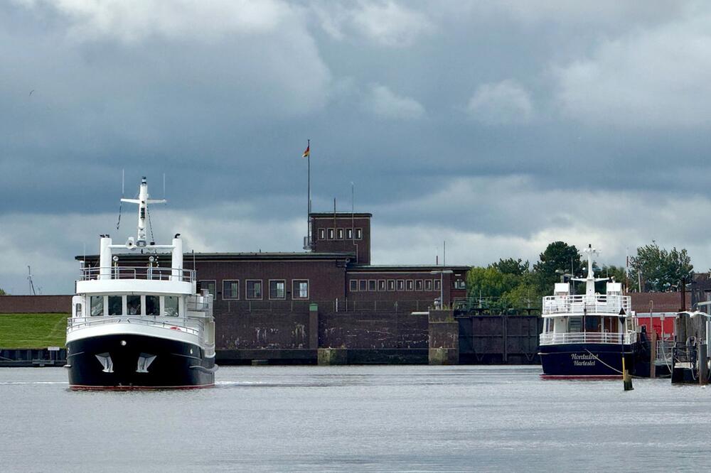 Die "Horizont" (l) verlässt den Hafen von Harlesiel