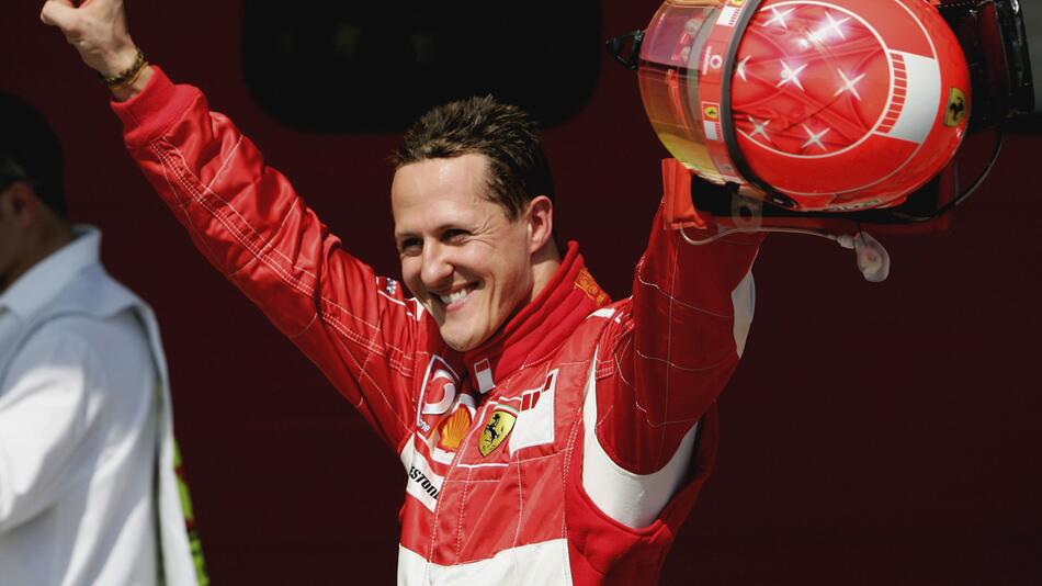 Michael Schumacher bejubelt seine Pole Position beim Grossen Preis von Italien im April 2006.