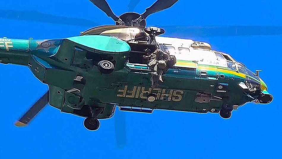 Mehr als 90 Meter neben Highway abgestürzt: Frau in Kalifornien gerettet