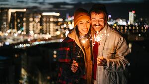 Zwei Menschen mit Wunderkerzen