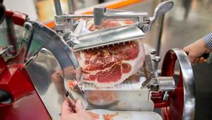 Bio-Parmaschinken wird aufgeschnitten