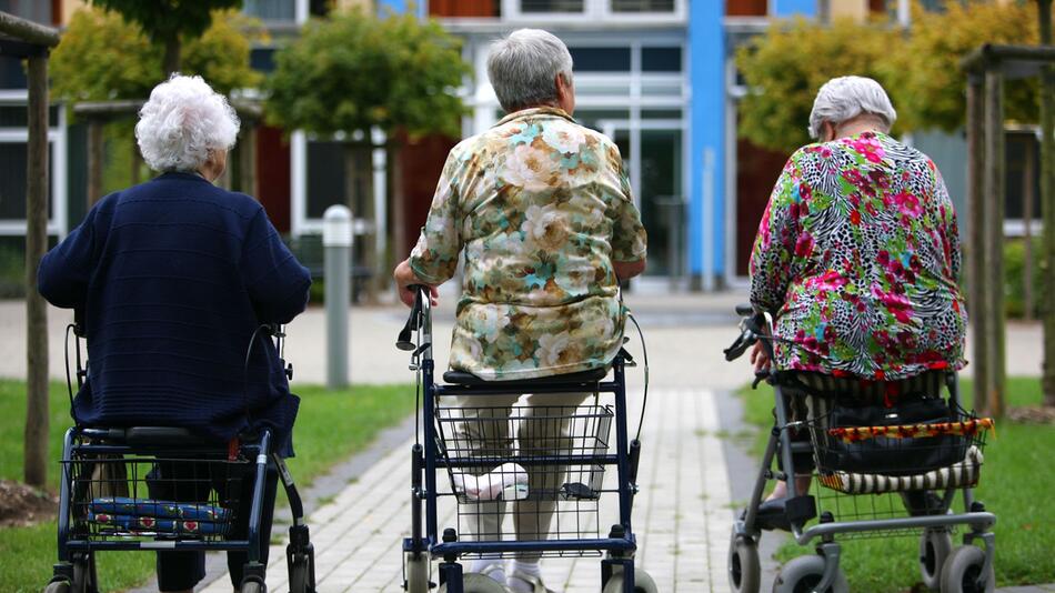 Drei Rentnerinnen sitzen auf ihren Rollatoren
