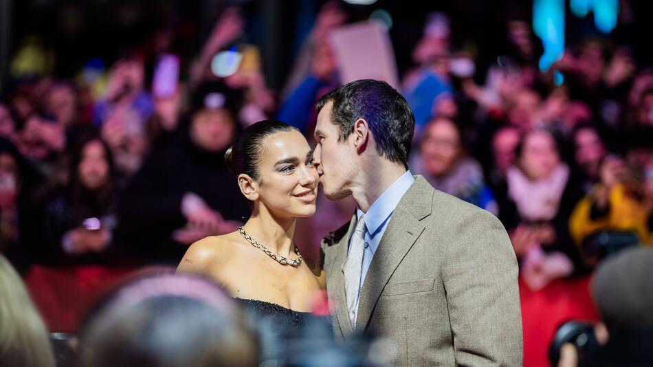 dua-lipa-und-callum-turner-heiraten-in-palermo-das-gef-llt-nicht