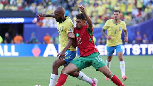 Igor Thiago und Chadi Riad kämpfen um den Ball.