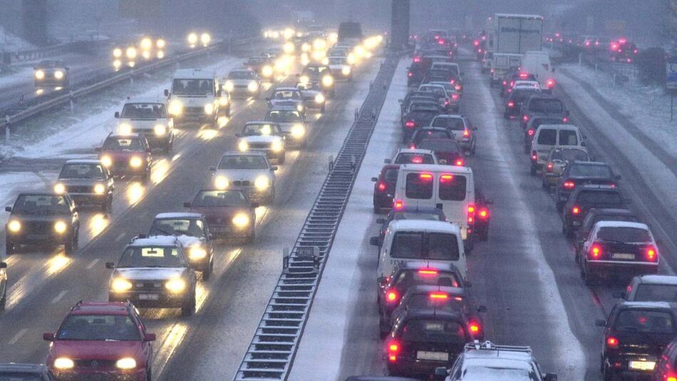 Stau im Winter: So rüsten Sie sich für die Urlaubsreise