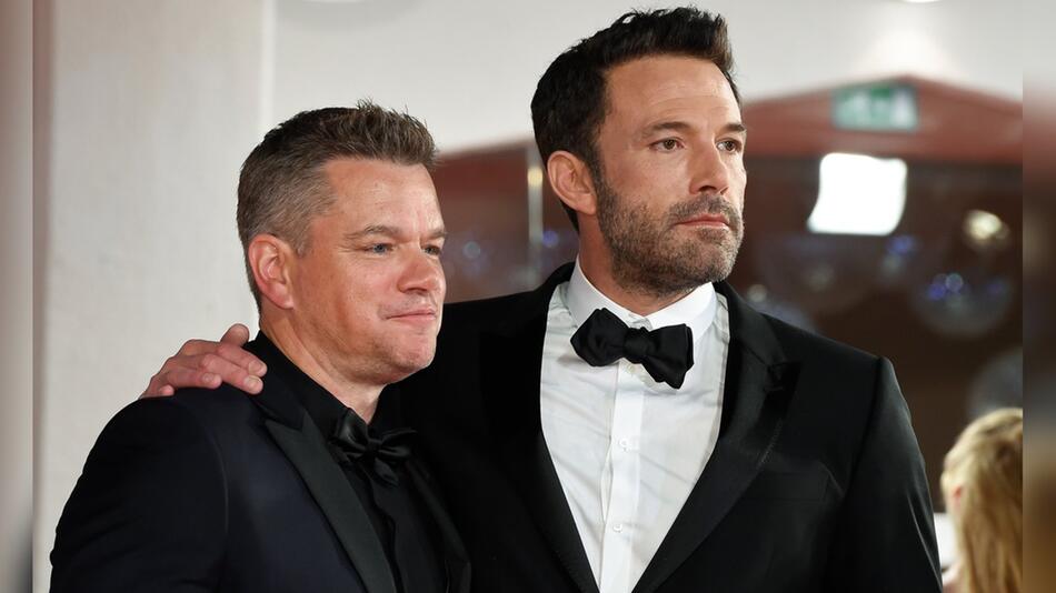 Ben Affleck (r.) springt für Matt Damon (l.) ein.