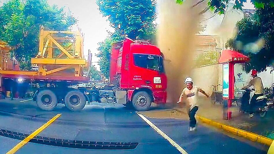 Lkw rammt Hydranten – Wasserfontäne flutet Strasse in Shanghai