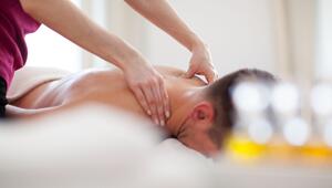 Mann bei der Behandlung in einem Massagestudio