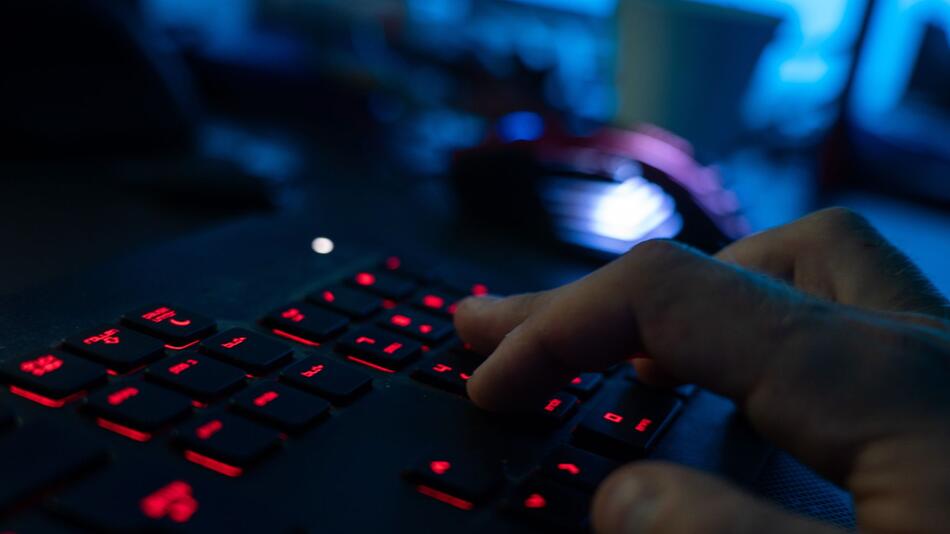 Ein Mann tippt auf einer Tastatur