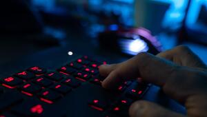Ein Mann tippt auf einer Tastatur