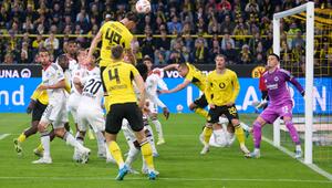 Luca Reggiani von Borussia Dortmund köpft aufs Tor.