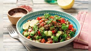 Für diesen Linsensalat muss niemand lange in der Küche stehen.