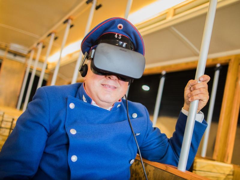 Strassenbahnfahrer mit VR-Brille