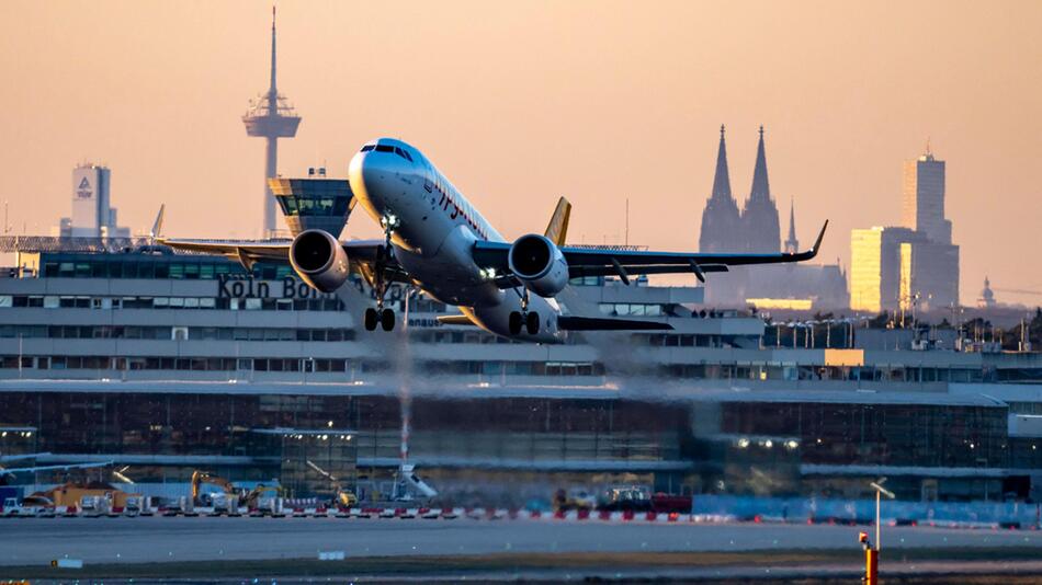 Flughafen Köln-Bonn: Ein Flugzeug hebt gerade ab