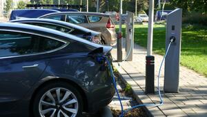 E-Autos beim Laden an einer Ladesäule