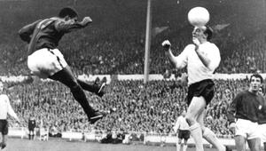 Nobby Stiles (r.) spielte für England bei der Heim-WM 1966.