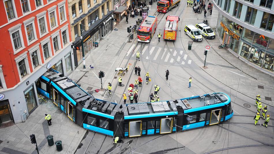 Strassenbahn fährt inOslo in ein Gebäude