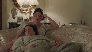 Lena Dunham in "Too Much" mit Hauptdarstellerin Megan Stalter.