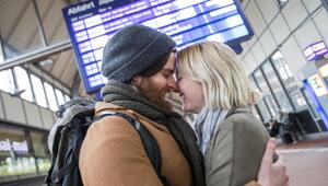 Ein Paar umarmt sich am Bahnhof
