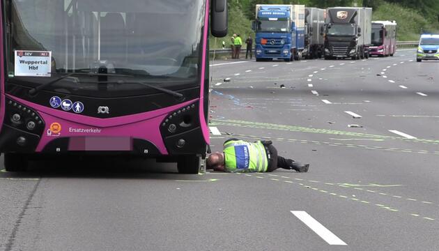 Tödlicher Unfall auf der A3: Motorradfahrer von Bus überrollt