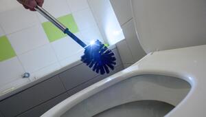 Eine glänzende Klobürste über einer Toilettenschüssel