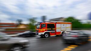Feuerwehrfahrzeug mit Blaulicht im Strassenverkehr