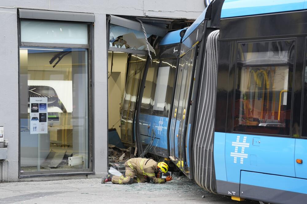 Strassenbahn fährt inOslo in ein Gebäude