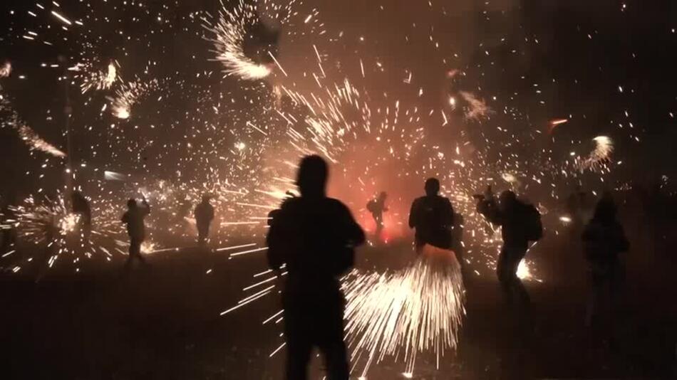 Feuerwerk und brennende Stiere - Mexikanische Stadt feiert