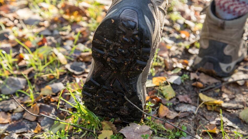 Schmutzige Schuhe beim Wandern