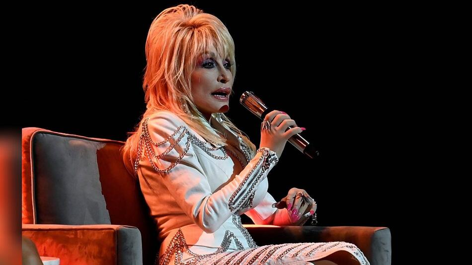 Dolly Parton muss sich "einigen Eingriffen" unterziehen, wie sie via Instagram wissen liess.