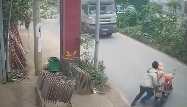 Polizist hält einen Rollerfahrer ohne Helm an – das endet beinahe tödlich