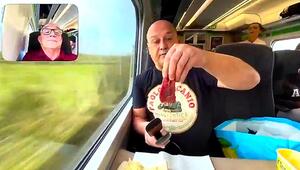 Kulinarische Zugfahrt: Fussballfan grillt Steaks mit Glätteisen