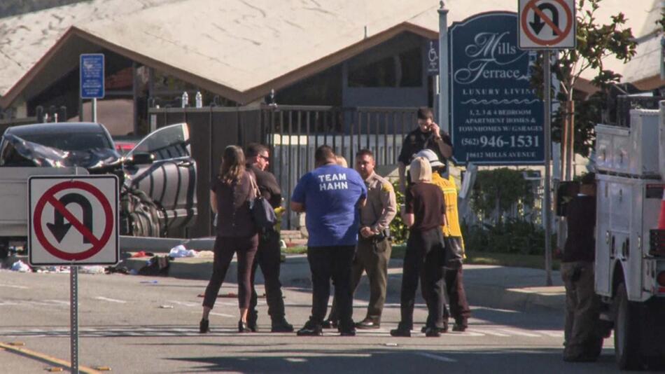 In Whittier bei Los Angeles rast ein Autofahrer mit seinem Wagen in eine Gruppe von Polizeischülern
