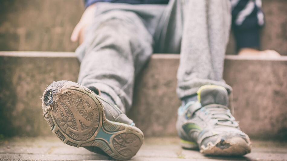 Kind Schuh abgenutzt