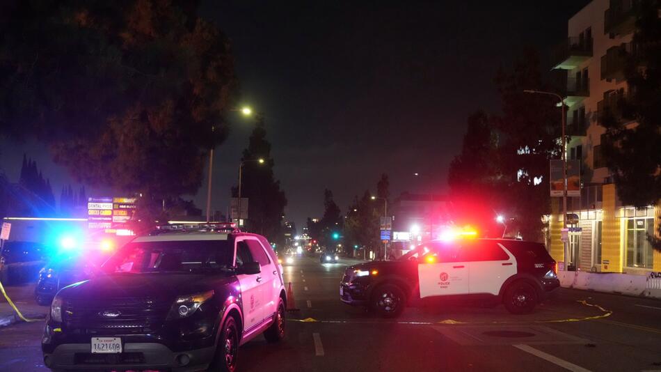 Auto fährt in Menschenmenge in Hollywood